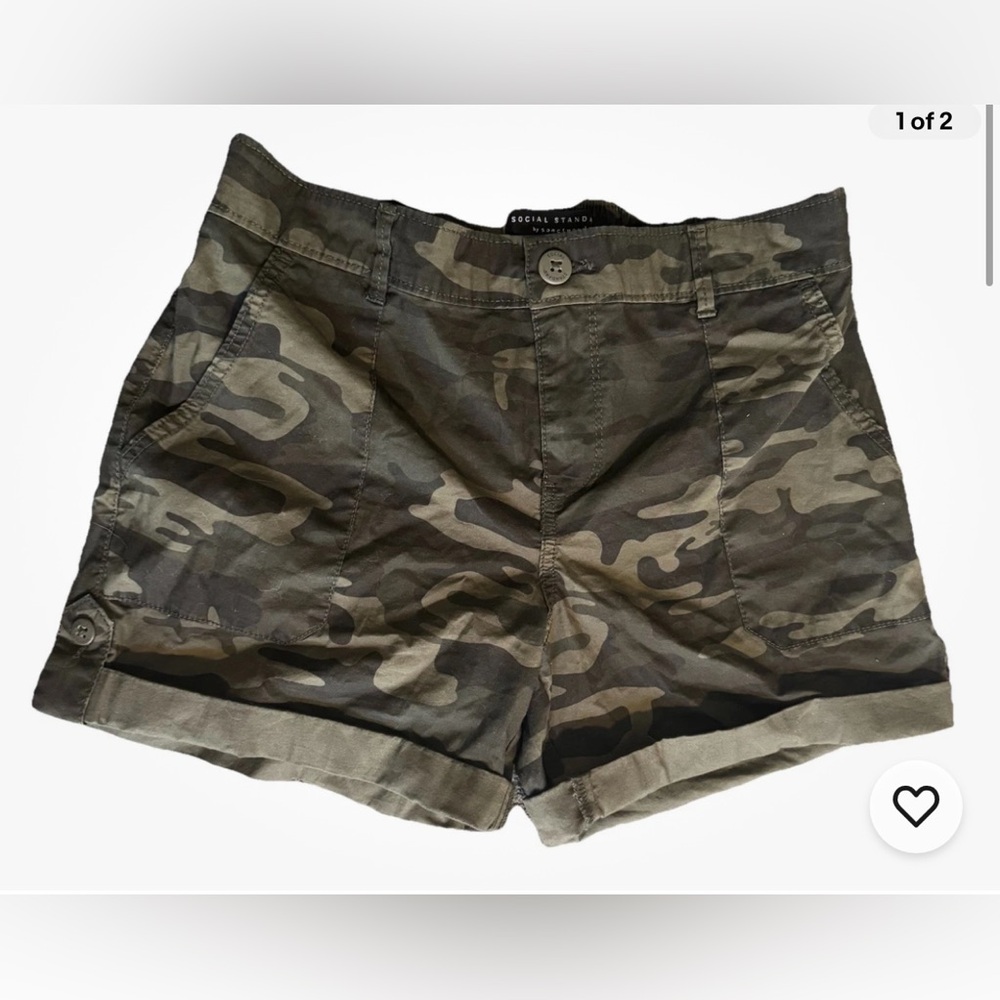 Camouflage shorts - social stand